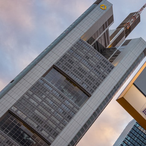 Logo der Commerzbank an einer Filiale und der Zentrale in Frankfurt am Main.