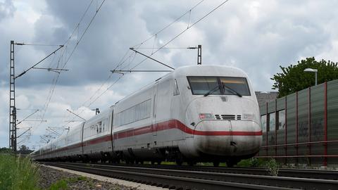 Ein ICE befährt die Bahnstrecke Bielefeld-Hannover. 