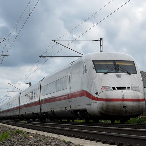 Ein ICE befährt die Bahnstrecke Bielefeld-Hannover. 