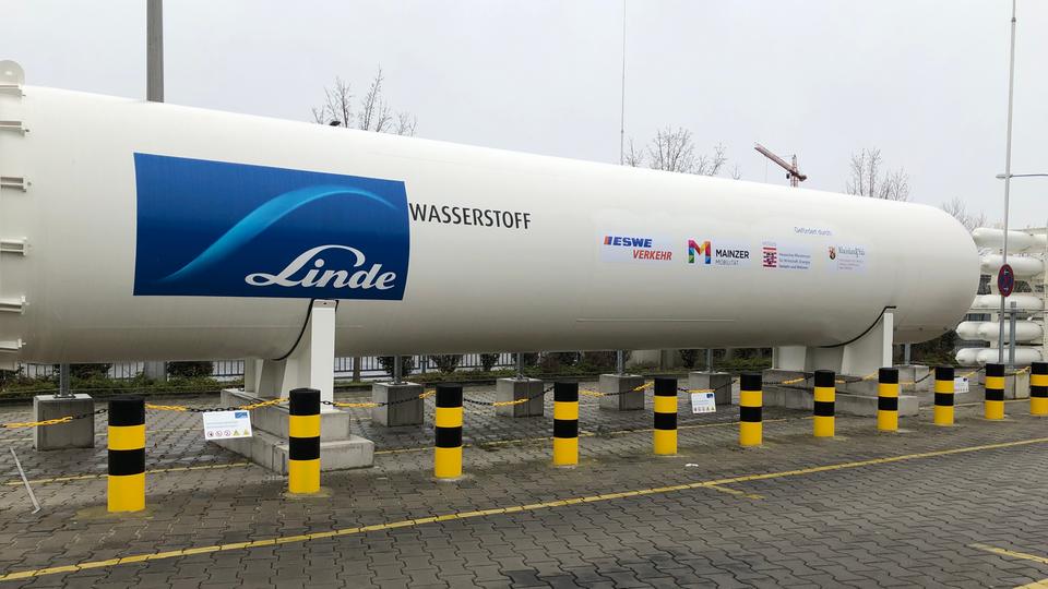 Industriepark Frankfurt-Höchst: Grundsteinlegung für Wasserstofftankstelle für Züge |  hessenschau.de