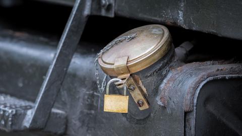 Nahaufnahme von zusätzlich gesichertem Tankdeckel am LKW