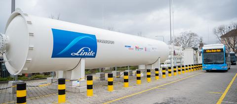 Ein Bus steht an der Wasserstoff-Tankstelle. Auf dem Betriebsgelände der ESWE Verkehrsbetriebe in Wiesbaden ist eine Tankstelle für Wasserstoff eröffnet worden. Der Wasserstoff für den Betrieb von Linienbussen wird mit Hilfe von Windstrom aus dem Energiepark Mainz produziert.