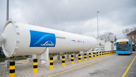 Ein Bus steht an der Wasserstoff-Tankstelle. Auf dem Betriebsgelände der ESWE Verkehrsbetriebe in Wiesbaden ist eine Tankstelle für Wasserstoff eröffnet worden. Der Wasserstoff für den Betrieb von Linienbussen wird mit Hilfe von Windstrom aus dem Energiepark Mainz produziert.