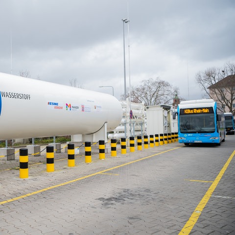 Ein Bus steht an der Wasserstoff-Tankstelle. Auf dem Betriebsgelände der ESWE Verkehrsbetriebe in Wiesbaden ist eine Tankstelle für Wasserstoff eröffnet worden. Der Wasserstoff für den Betrieb von Linienbussen wird mit Hilfe von Windstrom aus dem Energiepark Mainz produziert.