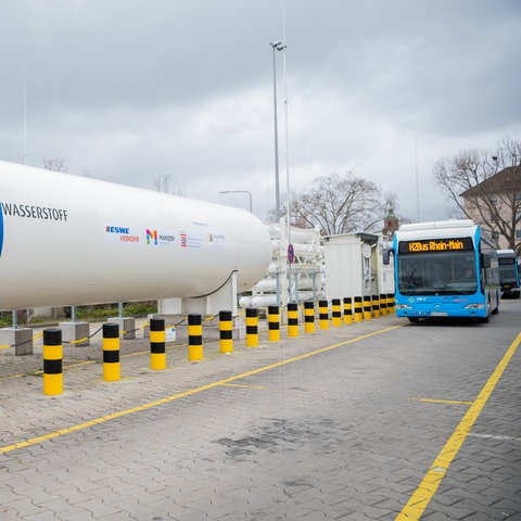 Er stopt een bus bij de Wassersstoff-Tankstelle. Volgens de verkeersregels van ESWE verkeer in Wiesbaden is er een tank voor wasmaterialen beschikbaar. Het water dat wordt gebruikt voor het vervoer van bussen wordt geproduceerd met windenergie uit het Mainz Energy Park.