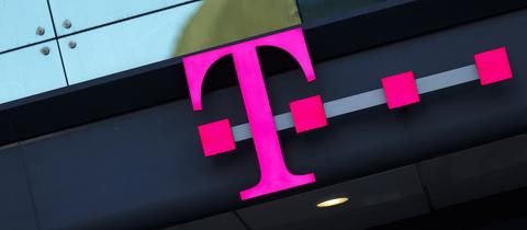 Foto eines Telekom-Logos als Leuchtobjekt an einer Fassade