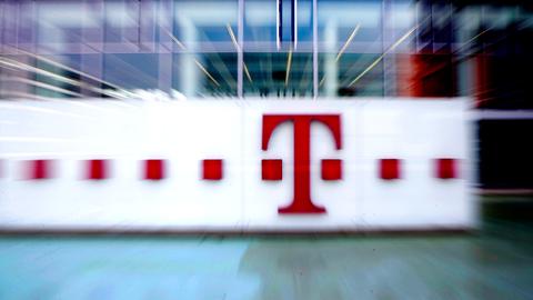 Telekom-Firmenlogo vor einem Bürogebäude in Darmstadt