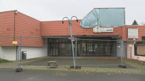 Das geschlossene Thermalbad Bad Emstal mit Bauzaun vor dem Eingang