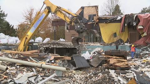 Bagger inmitten von Schutt - Baustelle vom Abriss des Thermalbads Bad Emstal