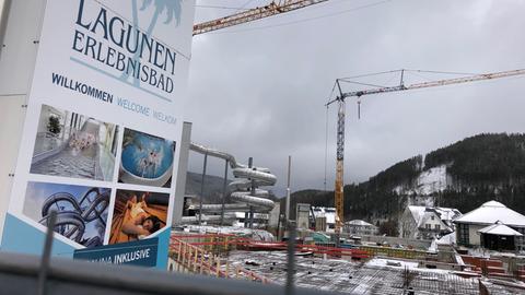 Blick auf die Baustelle vom Lagunen-Erlebnisbad, im Hintergrund sind gelbe Baukräne zu sehen.
