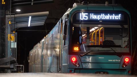 Ein Zug der U-Bahnlinie 5, beschriftet mit Frankfurt Hauptbahnhof.