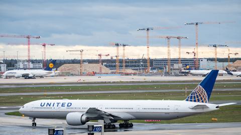 Eine Maschine der United Airlines steht auf dem Rollfeld des Frankfurter Flughafens.
