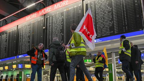 Freitag: Flughafen-Mitarbeiter sind in Streikwesten im Terminal 1 des Frankfurter Flughafens unterwegs. 