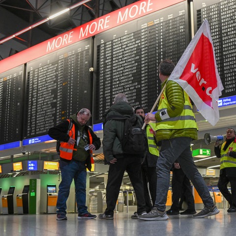 Freitag: Flughafen-Mitarbeiter sind in Streikwesten im Terminal 1 des Frankfurter Flughafens unterwegs. 