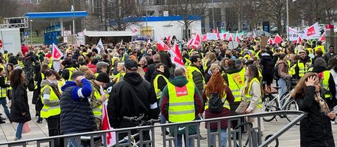 Teilnehmer am Warnstreik der Dienstleistungsgesellschaft Verdi sammeln sich vor dem Wiesbadener Hauptbahnhof