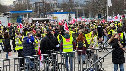 Teilnehmer am Warnstreik der Dienstleistungsgesellschaft Verdi sammeln sich vor dem Wiesbadener Hauptbahnhof