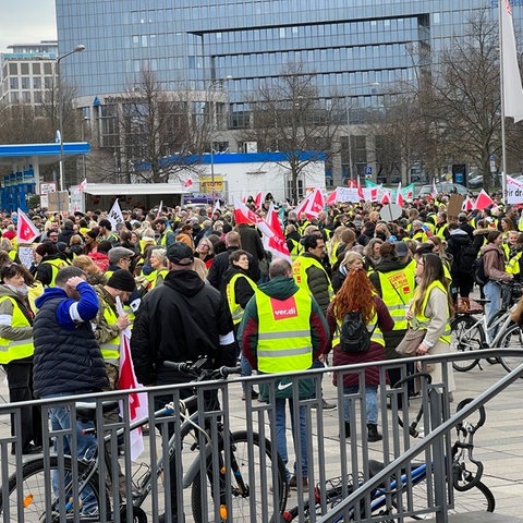 Teilnehmer am Warnstreik der Dienstleistungsgesellschaft Verdi sammeln sich vor dem Wiesbadener Hauptbahnhof