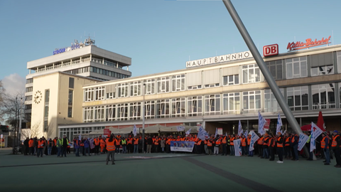 Streikende vor Hauptbahnhof in Kassel