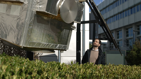 Gründer Stefan Frey betrachtet bei der Esa in Darmstadt ein Satellitenmodell.