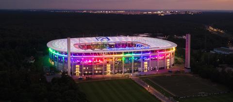 Das Frankfurter WM-Stadion, an einem Abend im Sommer 2021 angestrahlt in Regenbogenfarben
