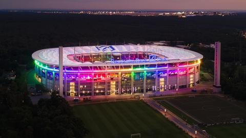 Das Frankfurter WM-Stadion, an einem Abend im Sommer 2021 angestrahlt in Regenbogenfarben