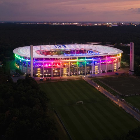 Das Frankfurter WM-Stadion, an einem Abend im Sommer 2021 angestrahlt in Regenbogenfarben
