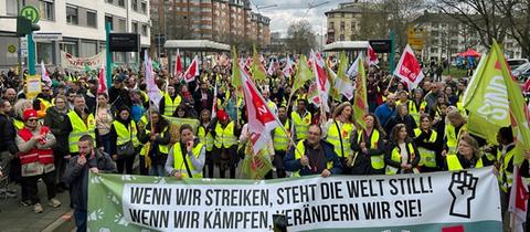 Demonstrierende mit Verdi-Fahnen in Frankfurt