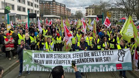 Demonstrierende mit Verdi-Fahnen in Frankfurt