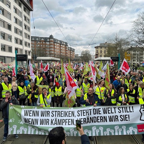 Demonstrierende mit Verdi-Fahnen in Frankfurt