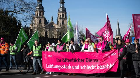 "Ihr öffentlicher Dienst: Leistungsstark und schlecht bezahlt" steht während eines Warnstreiks auf einem Banner am Demonstrationszug. 