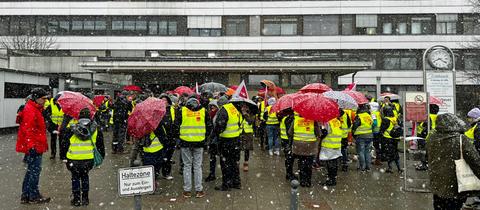 Streikende im Schnee vor den Lahn-Dill-Kliniken in Wetzlar 