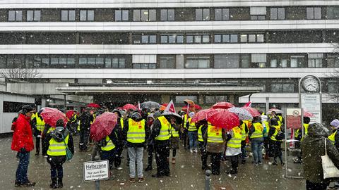 Streikende im Schnee vor den Lahn-Dill-Kliniken in Wetzlar 