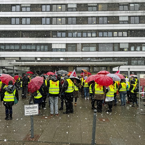 Streikende im Schnee vor den Lahn-Dill-Kliniken in Wetzlar 