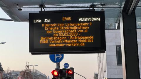 Anzeigentafel an bestreikter Bushaltestelle in Wiesbaden