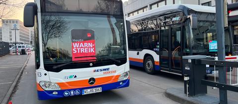 Bus in Wiesbaden mit Banner "Warnstreik"