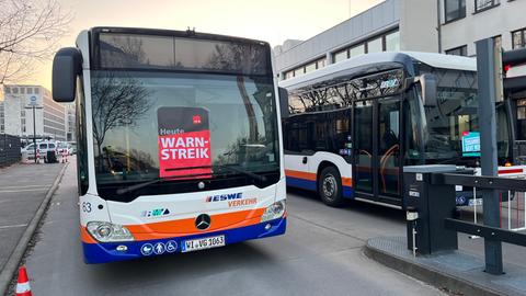 Bus in Wiesbaden mit Banner "Warnstreik"