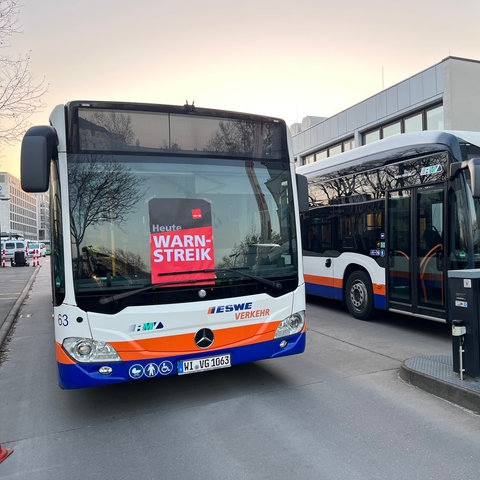 Bus in Wiesbaden mit Banner "Warnstreik"