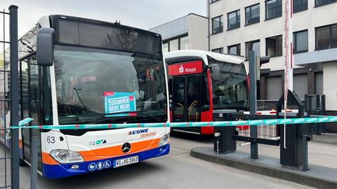 Busse der Wiesbadener ESWE stehen im Depot. 