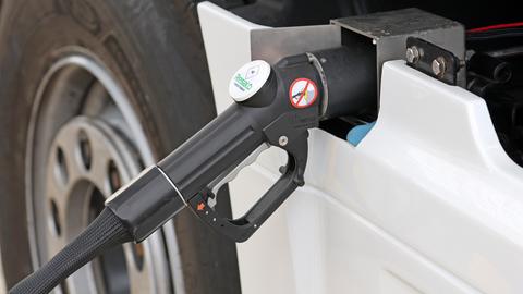 In einem Lkw steckt ein Tankstutzen für das Befüllen mit Wasserstoff. 
