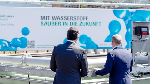 "Mit Wasserstoff sauber in die Zukunft" steht auf einem Banner im Industriepark Höchst