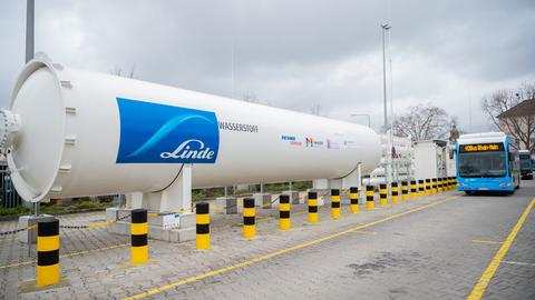 Ein Bus steht neben der Wasserstofftankstelle.