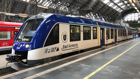 Wasserstoffzug steht auf einem Gleis im Frankfurter Hauptbahnhof