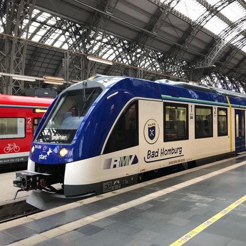 Wasserstoffzug steht auf einem Gleis im Frankfurter Hauptbahnhof