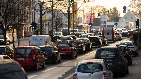 ARCHIV - 18.12.2018, Hessen, Wiesbaden: Autos fahren die Schiersteiner-Straße entlang.