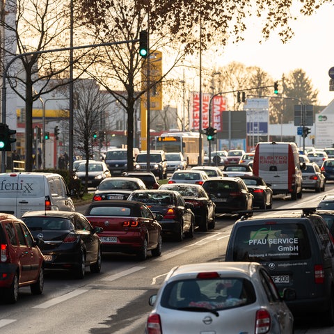 ARCHIV - 18.12.2018, Hessen, Wiesbaden: Autos fahren die Schiersteiner-Straße entlang.