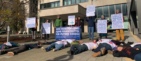 Protestaktion vor der Wintershall Dea-Konzernzentrale in Kassel