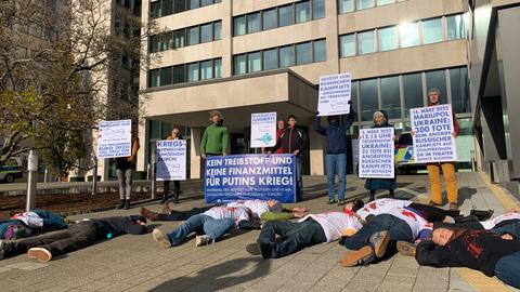 Protestaktion vor der Wintershall Dea-Konzernzentrale in Kassel