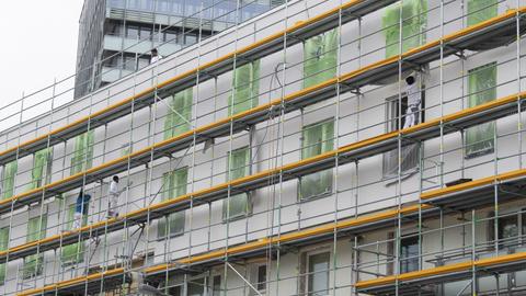 Sanierungsarbeiten an einem Gebäude in der Frankfurter Platensiedlung