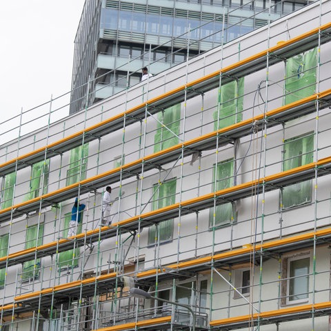 Sanierungsarbeiten an einem Gebäude in der Frankfurter Platensiedlung