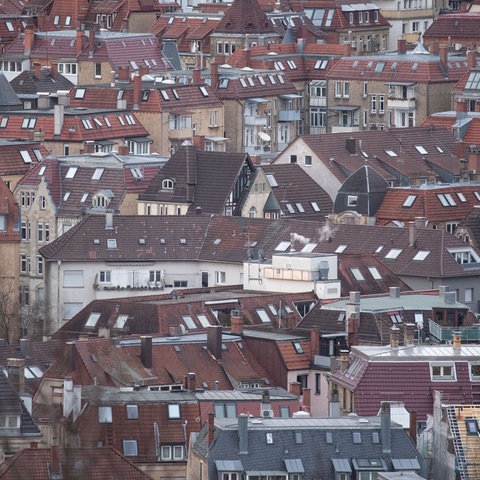 Wohnhäuser in einer Innenstadt aus der Vogelperspektive.